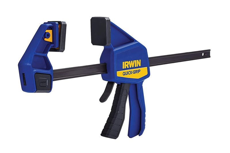 Prensa barra Irwin de 12 pulgadas, detalle lateral del mango ergonómico azul y barra metálica negra