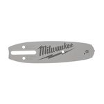 Barra para motosierra 6 pulgadas Milwaukee, vista frontal de la pieza metálica gris con logotipo impreso