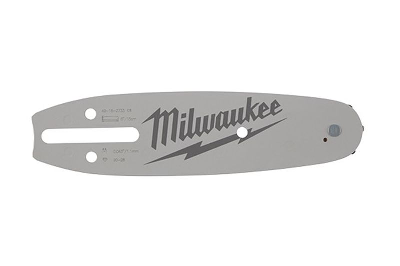 Barra para motosierra 6 pulgadas Milwaukee, vista frontal de la pieza metálica gris con logotipo impreso