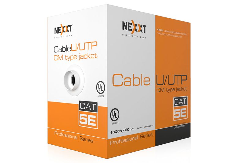 Cable UTP 4 par 25 AWG CM gris Cat5e Nexxt, caja blanca con detalles naranjas y texto descriptivo