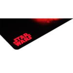 Alfombrilla de mouse XXL Darth Vader Gaming Primus, primer plano de la esquina inferior con logo de Star Wars en rojo