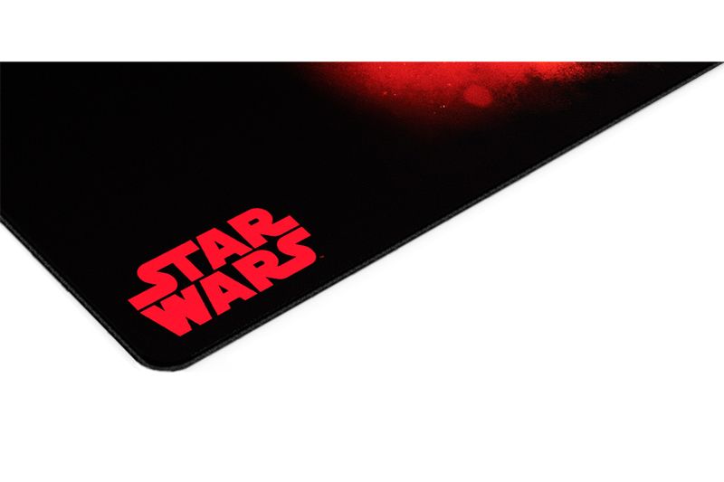 Alfombrilla de mouse XXL Darth Vader Gaming Primus, primer plano de la esquina inferior con logo de Star Wars en rojo