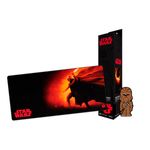 Alfombrilla de mouse XXL Darth Vader Gaming Primus, vista superior del tapete junto a su caja y un muñeco de Chewbacca