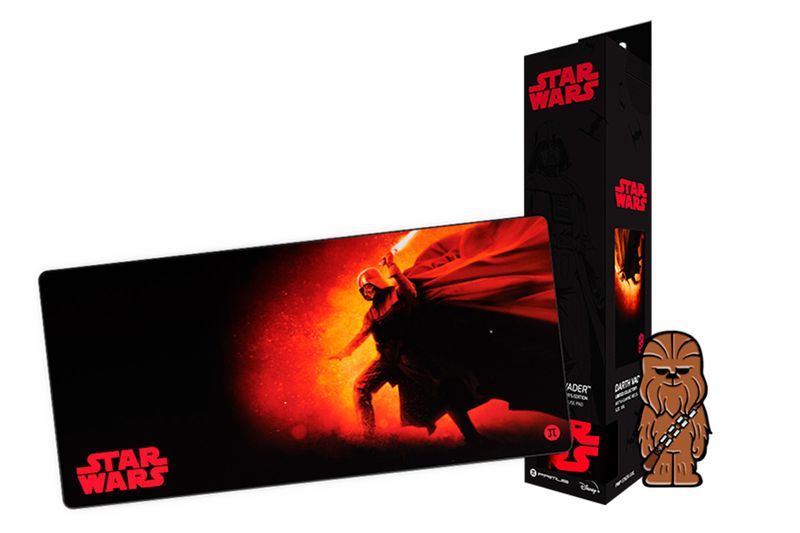 Alfombrilla de mouse XXL Darth Vader Gaming Primus, vista superior del tapete junto a su caja y un muñeco de Chewbacca
