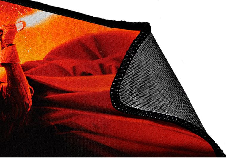 Alfombrilla de mouse XXL Darth Vader Gaming Primus, primer plano del borde cosido y la base antideslizante negra