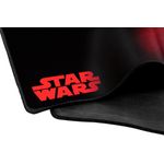 Alfombrilla de mouse XXL Darth Vader Gaming Primus, primer plano del logo de Star Wars en rojo y el borde cosido