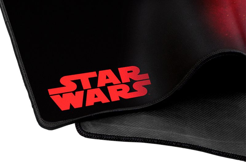 Alfombrilla de mouse XXL Darth Vader Gaming Primus, primer plano del logo de Star Wars en rojo y el borde cosido