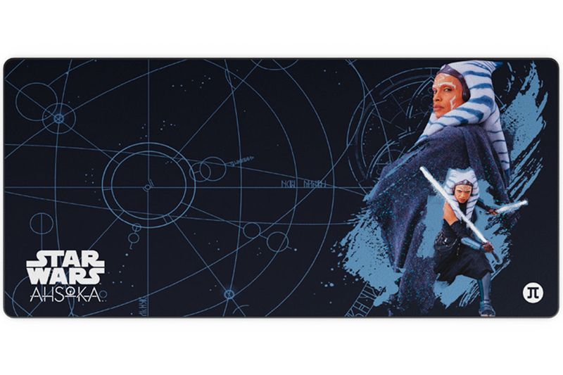 Alfombrilla de mouse XXL Ahsoka Tano Gaming Primus, vista superior completa con diseño de Star Wars y fondo azul oscuro