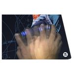 Alfombrilla de mouse XXL Ahsoka Tano Gaming Primus, primer plano de una mano usando un mouse sobre la superficie