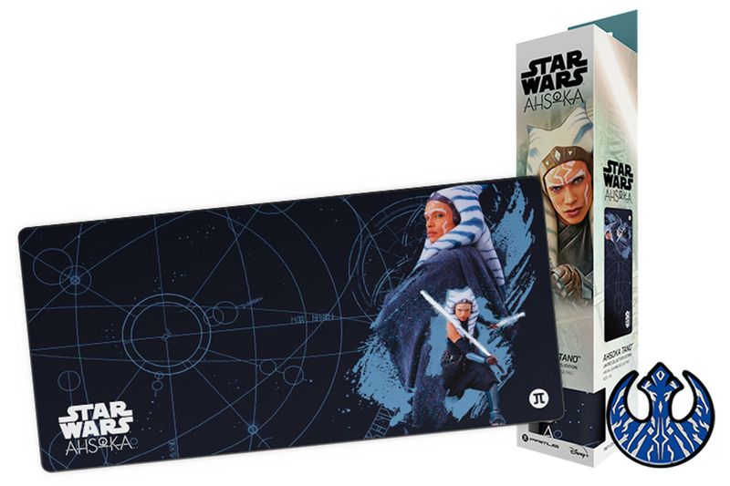 Alfombrilla de mouse XXL Ahsoka Tano Gaming Primus, junto a su caja blanca y un pin metálico circular con logo azul