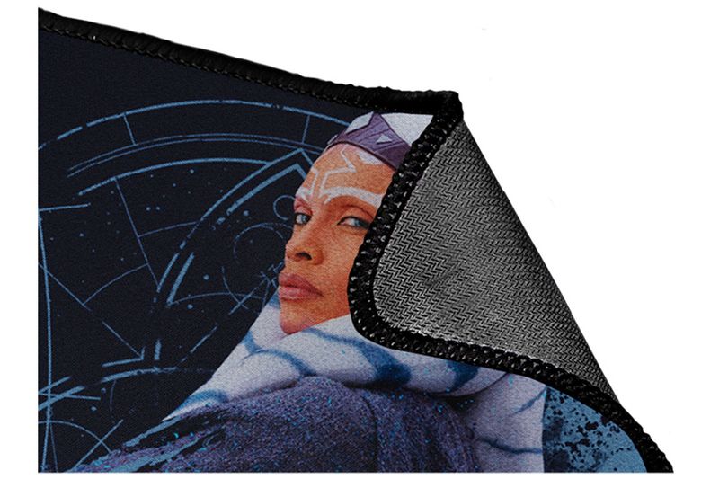 Alfombrilla de mouse XXL Ahsoka Tano Gaming Primus, primer plano del borde cosido y la base antideslizante de goma negra