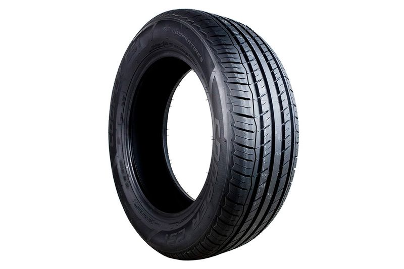 Llanta 195/60R15 88T CS1 Cooper, vista diagonal del neumático negro resaltando el dibujo de la banda de rodadura
