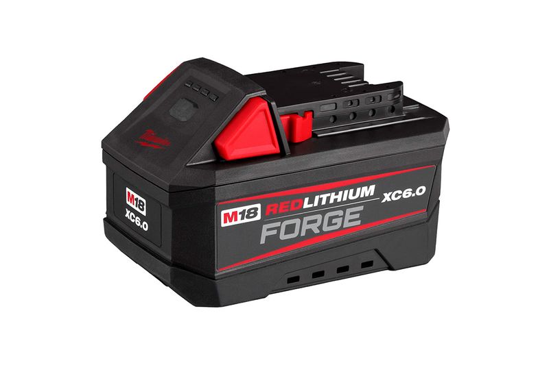 Batería M18 RedLithium Forge 18 V 6 Ah Milwaukee, vista diagonal frontal del cuerpo negro con detalles en rojo