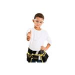 Juego de herramientas para niños 10 pzs Stanley, niño usando el cinturón portaherramientas negro con amarillo y gafas