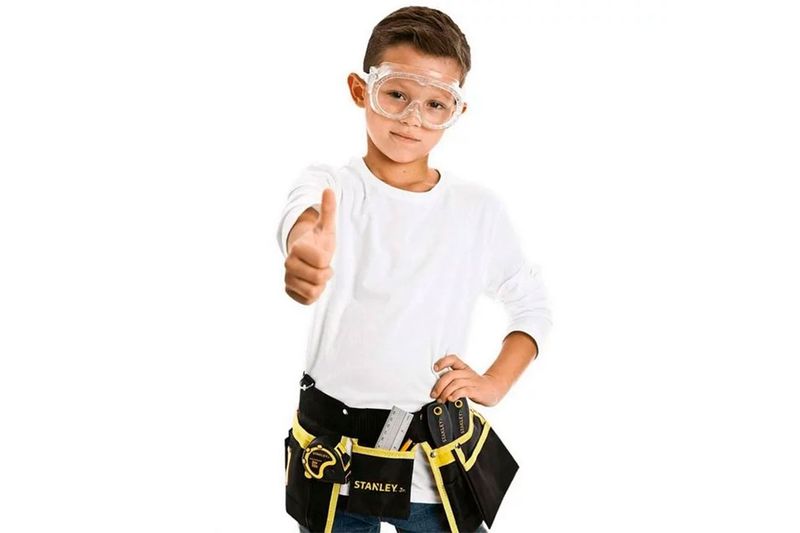 Juego de herramientas para niños 10 pzs Stanley, niño usando el cinturón portaherramientas negro con amarillo y gafas