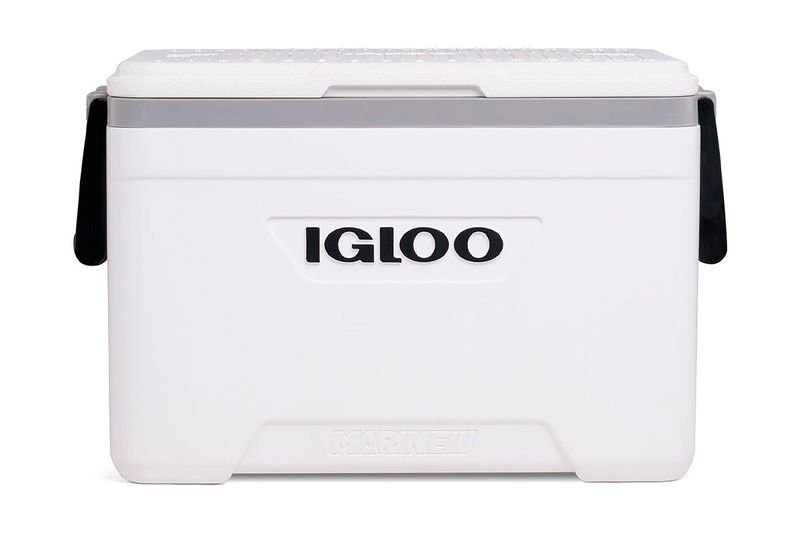 Hielera 25 qt blanco Marine Ultra Igloo, vista frontal cerrada con asa negra y logo en el centro
