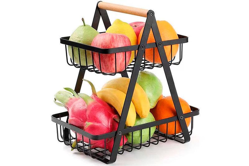 Canasta para frutas 2 niveles 27.3x17.5x29 cm negro Concepts, llena de frutas variadas y con mango de madera