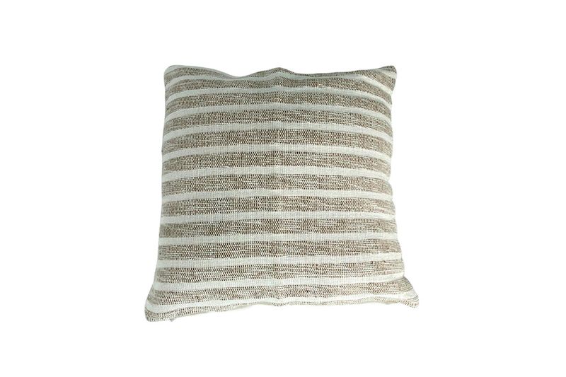 Cojín decorativo de 45 cm Concepts, vista frontal con diseño de rayas horizontales en tonos beige y blanco
