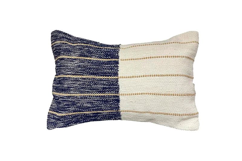 Cojín decorativo 30x50 cm Concepts, vista frontal con diseño bicolor en azul marino y blanco con rayas beige