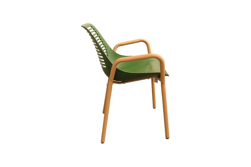 Silla plástica verde Concepts, vista lateral trasera que muestra el respaldo ranurado y patas color beige