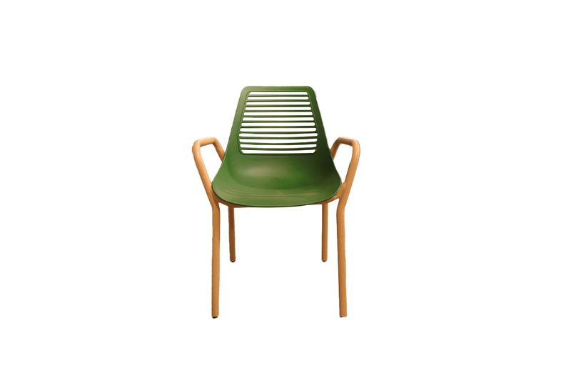 Silla plástica verde Concepts, vista frontal con patas y apoyabrazos de madera clara