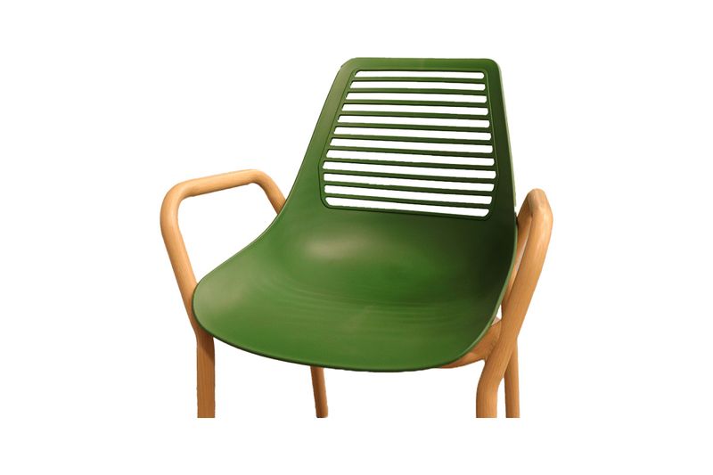 Silla plástica verde Concepts, vista frontal que muestra el respaldo ranurado y brazos de madera clara