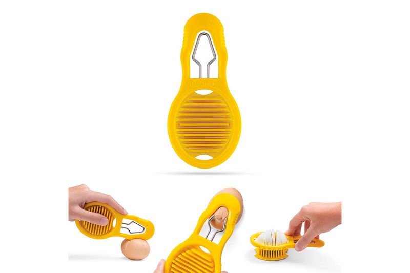 Cortador de silicona amarillo Dreamfarm, composición con el producto solo y tres imágenes de uso sobre huevos cocidos