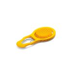 Cortador de silicona para huevo amarillo Dreamfarm, vista lateral inclinada que muestra las cuchillas y el mango