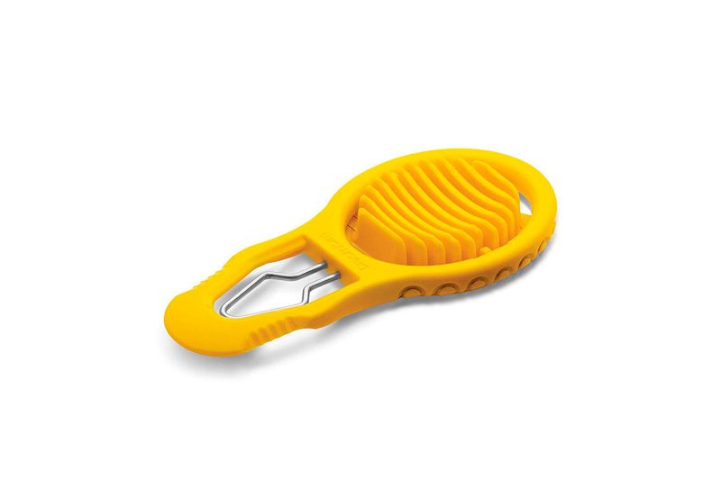 Cortador de silicona para huevo amarillo Dreamfarm, vista lateral inclinada que muestra las cuchillas y el mango