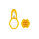 Cortador de silicona para huevo amarillo Dreamfarm, vista frontal del cortador y su tapa protectora amarilla
