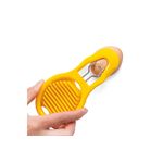 Cortador de silicona amarillo Dreamfarm, mano sujetando el producto mientras rompe la cáscara de un huevo