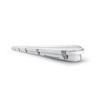 Luminaria WP Damp PFM LED 24" 23.4L865 MV 18W Nom G4 Ledvance, vista lateral en ángulo con carcasa blanca y difusor