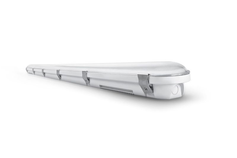 Luminaria WP Damp PFM LED 24" 23.4L865 MV 18W Nom G4 Ledvance, vista lateral en ángulo con carcasa blanca y difusor