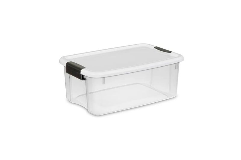 Caja organizadora 18 qt plástica transparente, gris y negro Sterilite, vista lateral con tapa y cierres negros