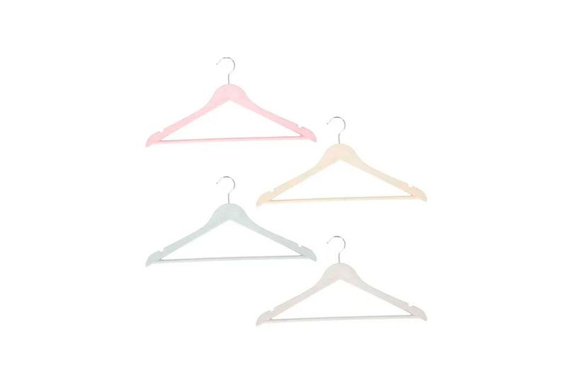 Juego de perchas 3 piezas amarillo, crema, rosa y gris Wonder House, cuatro perchas de plástico en colores pastel