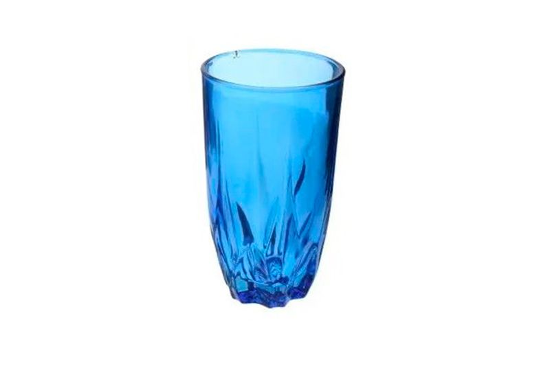 Set de vasos de vidrio 11 onzas 6 piezas azul Hartin, primer plano de un solo vaso con relieve labrado en la base