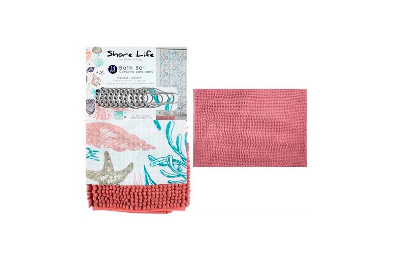 Set cortina de baño, aros y alfombra rosa Home Living, empaque con diseño marino y alfombra extendida a la derecha