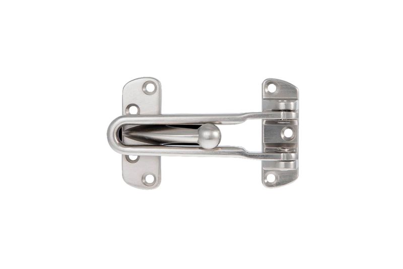 Pasador de seguridad acero inox. 10.7 x 6.3 cm Toledo, vista frontal del herraje metálico plateado sobre fondo blanco