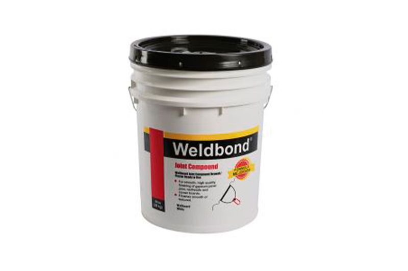 Pasta para gypsum Welbond de 23 kg con tapa negra, cubeta blanca con etiqueta roja y amarilla en vista frontal