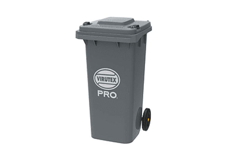 Basurero 120 lts con tapa y ruedas gris oscuro Virutex-Pro, vista lateral con logo blanco y rueda negra
