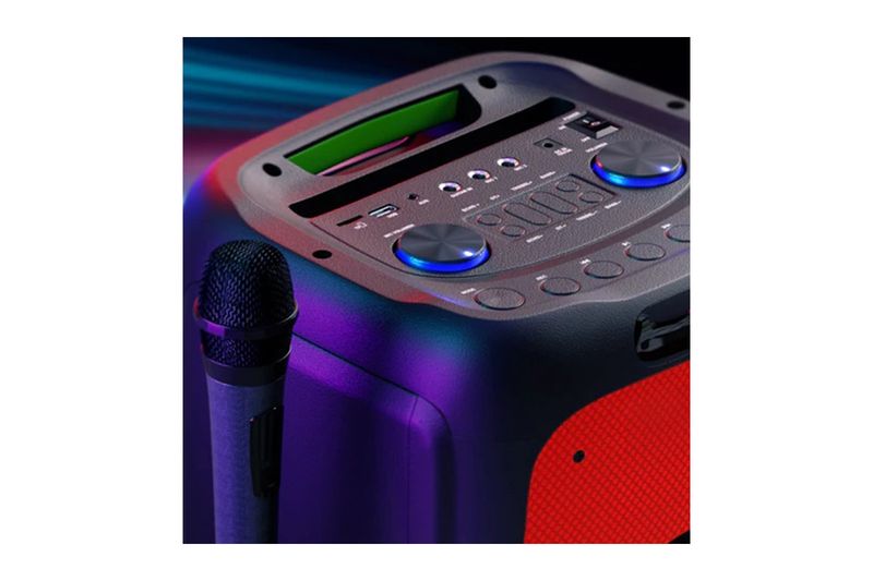 Parlante Bluetooth portátil Boomfire Pro 3000 W Klip Xtreme, primer plano del panel de control y micrófono inalámbrico