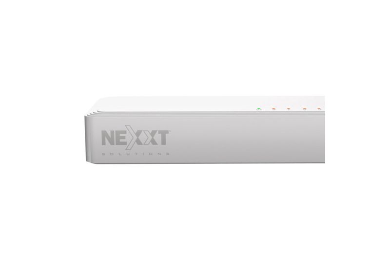Switch 8 puertos alta velocidad 1 GB Nexxt, vista frontal del equipo blanco con logo y luces indicadoras encendidas