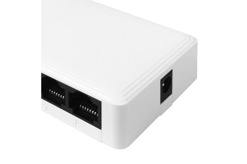 Switch 8 puertos alta velocidad 1 GB Nexxt, primer plano lateral del chasis blanco con puerto de alimentación
