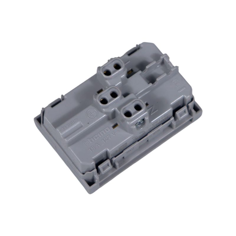 Tomacorriente doble 15 A 120 V 3 módulos gris Matix Go Legrand, vista trasera del módulo con terminales de conexión