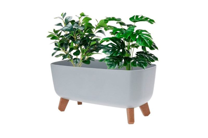 Macetera plástica 39 x 19.5 x 22 cm colores varios ProGarden, color gris con patas de madera y plantas verdes