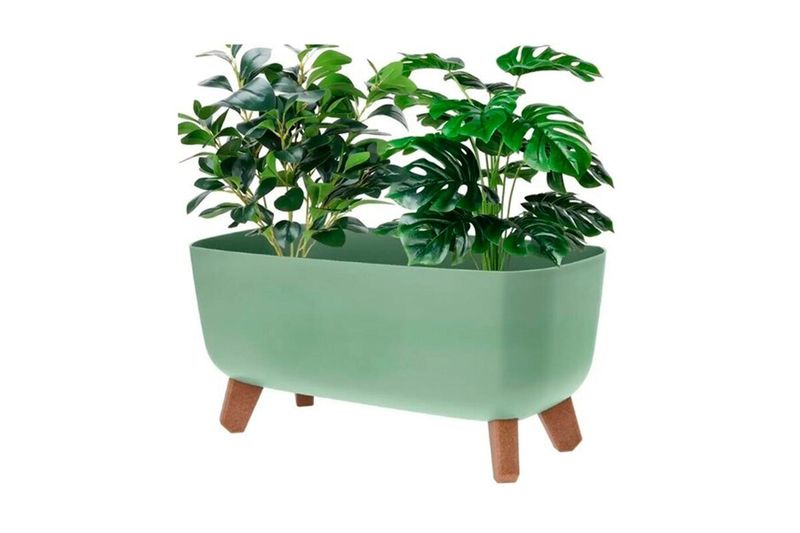 Macetera plástica 39 x 19.5 x 22 cm colores varios ProGarden, color verde con patas de madera y plantas decorativas
