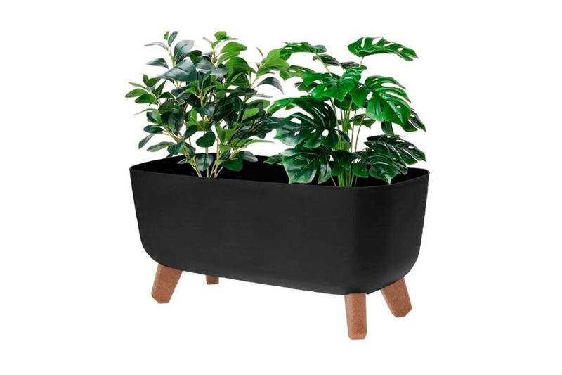 Macetera plástica 39 x 19.5 x 22 cm colores varios ProGarden, color negro con patas de madera y dos plantas verdes