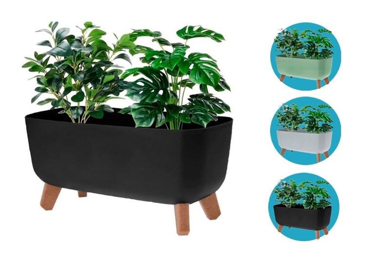Macetera plástica 39 x 19.5 x 22 cm colores varios ProGarden, modelo negro con patas de madera y plantas verdes