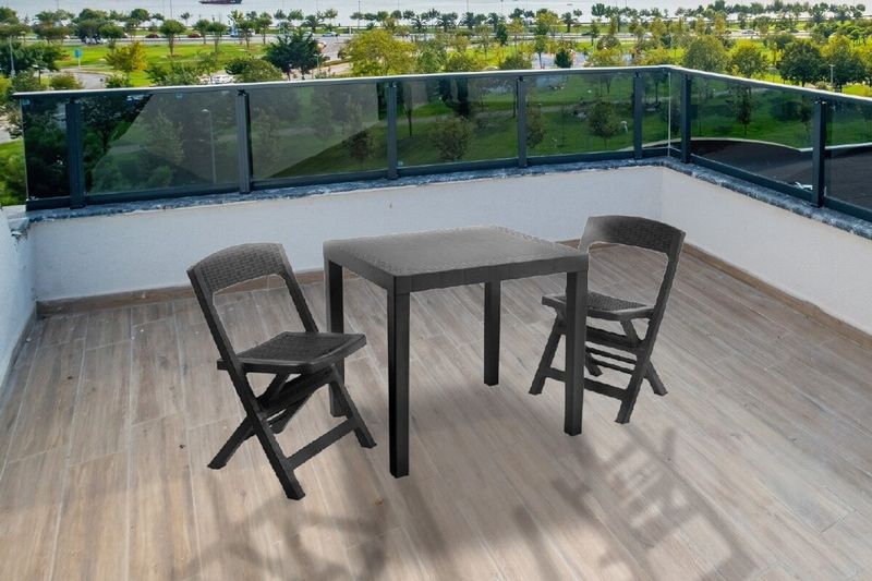 Set de mueble para terraza Poker 3 piezas gris Progarden Koopman, mesa cuadrada y dos sillas en una terraza exterior
