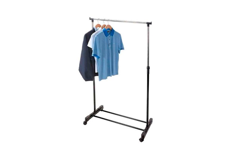 Perchero con ruedas regulable 84 x 42 x 165 cm Koopman, con tres camisas colgadas en ganchos de madera